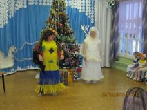 Утренник провели воспитатели группы Иванова А.Ю. в роли Зимы и Покатилова Е.Б. в роли  Бабы-яги.